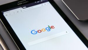 Google 搜尋結果最上面的「AI 摘要區」，小網站要怎麼擠進去？
